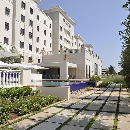เพียร์มอนต์ เมทคอร์ท แอท เอ็มเพอเรอร์ พาเลซ โยฮันเนสเบิร์ก Hotel เคมป์ตัน พาร์ค ภายนอก รูปภาพ