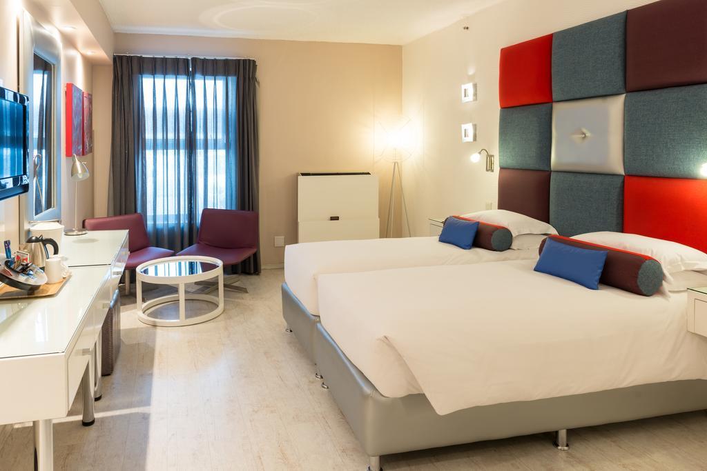 เพียร์มอนต์ เมทคอร์ท แอท เอ็มเพอเรอร์ พาเลซ โยฮันเนสเบิร์ก Hotel เคมป์ตัน พาร์ค ภายนอก รูปภาพ